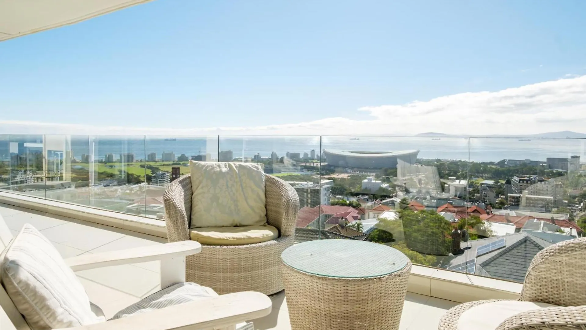 Spacious 3Bed Apt Overlooking Cape Town Panova